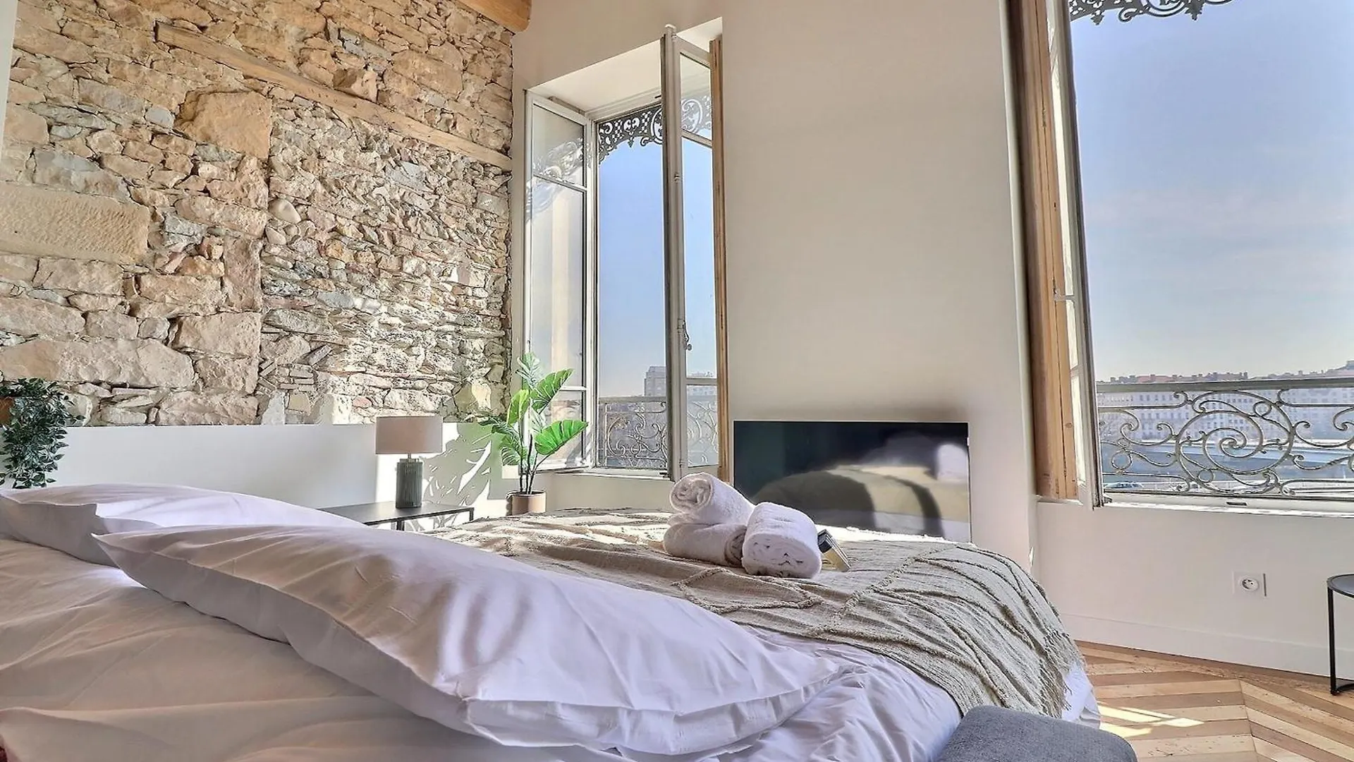 Charming Apartment With An Unobstructed View Lione